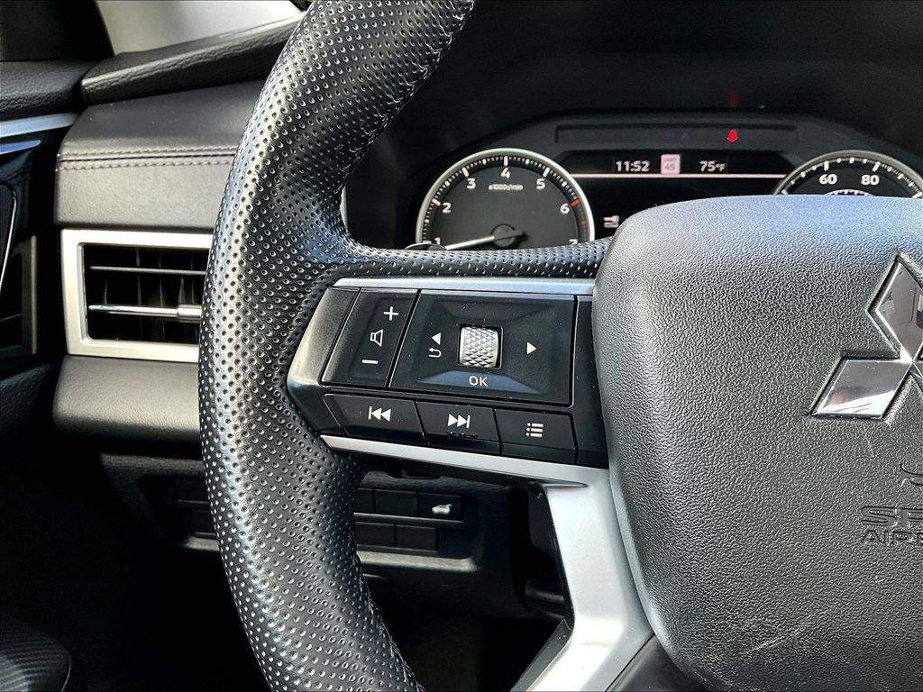 Used 2024 Mitsubishi Outlander SE AWD/4WD image 15