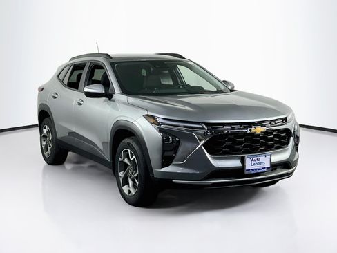 Used 2025 Chevrolet Trax LT w/ LT Convenience Package FWD image 3
