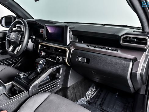 Used 2025 Toyota Tacoma TRD Off-Road image 21