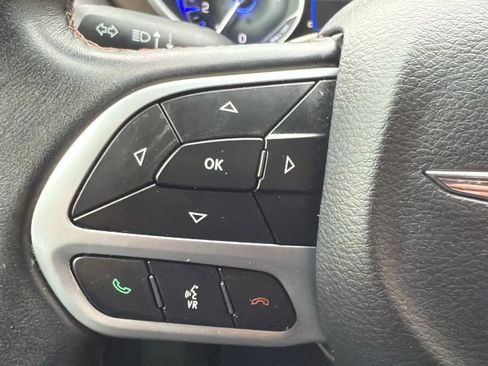 Used 2018 Chrysler Pacifica Touring-L image 12