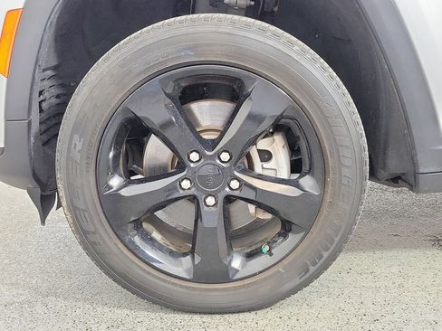 Used 2023 Jeep Grand Cherokee L Laredo image 8