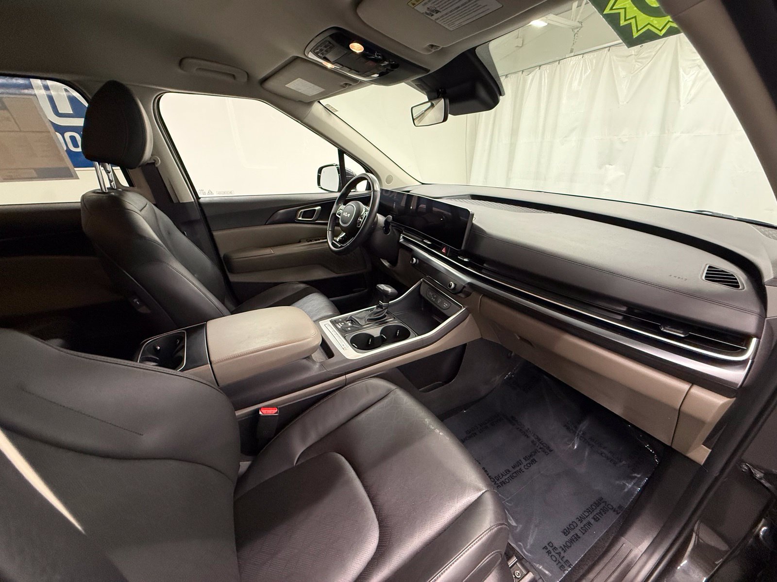 Used 2025 Kia Carnival FWD image 8