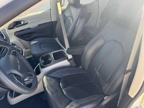 Used 2024 Chrysler Pacifica Touring-L FWD image 10