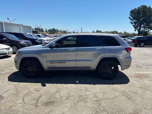 Used 2019 Jeep Grand Cherokee Altitude RWD image 4