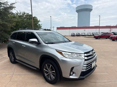 Used 2017 Toyota Highlander XLE FWD image 3