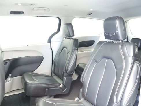Certified 2023 Chrysler Pacifica Touring-L FWD image 23