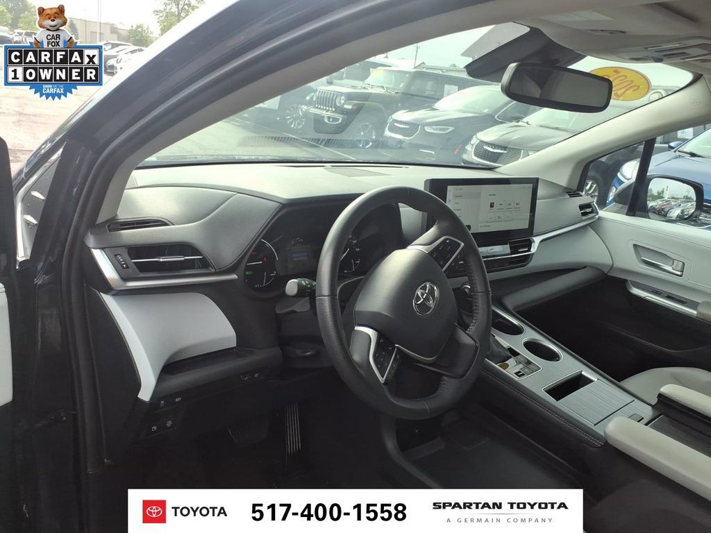 Used 2025 Toyota Sienna XLE FWD image 15
