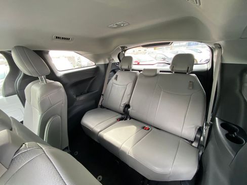 Used 2025 Toyota Sienna XLE image 33