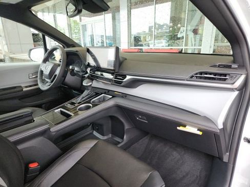 New 2026 Toyota Sienna XSE image 27