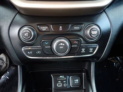 Used 2014 Jeep Cherokee Latitude FWD image 18