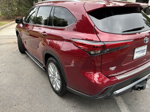 Used 2022 Toyota Highlander Limited FWD image 8