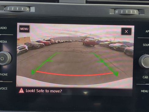 Used 2018 Volkswagen Golf S image 23