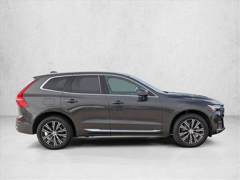 Used 2022 Volvo XC60 B5 Inscription image 4
