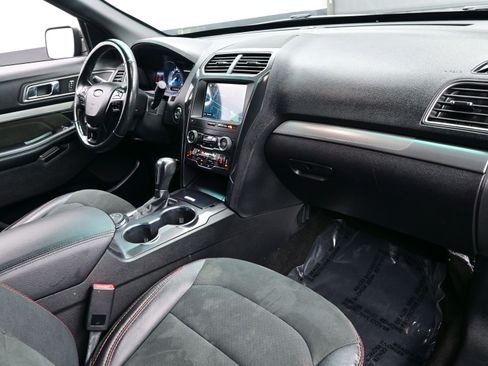 Used 2019 Ford Explorer XLT w/ Equipment Group 202A image 15