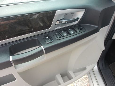 Used 2010 Dodge Grand Caravan SXT FWD image 12