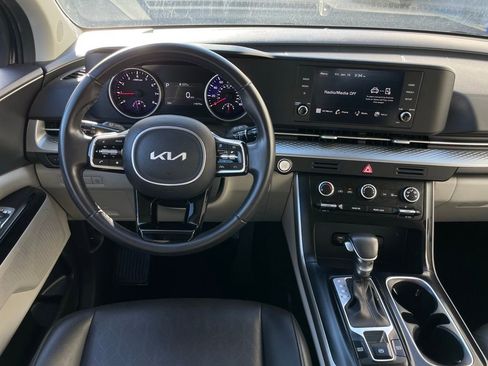 Used 2023 Kia Carnival LX image 11