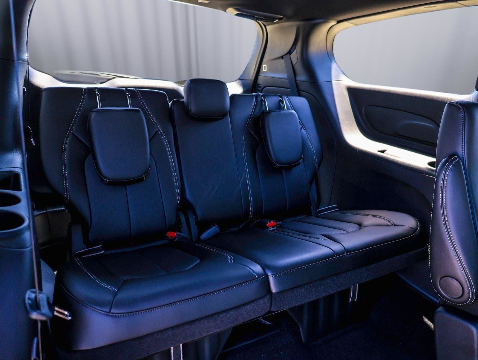 New 2027 Chrysler Pacifica Select FWD image 12