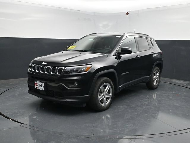 Used 2024 Jeep Compass Latitude AWD/4WD image 3