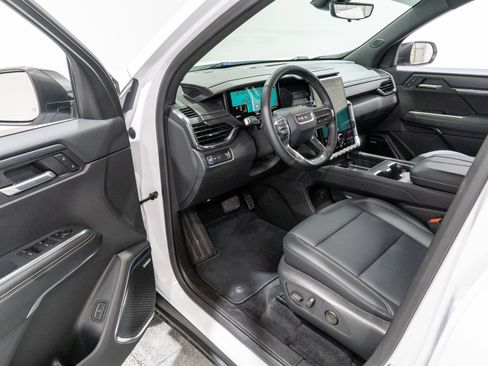 Used 2026 GMC Acadia Elevation w/ Elevation Premium Package FWD image 12