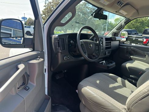 Used 2025 Chevrolet Express 3500 LT w/ LT Preferred Equipment Group RWD image 15