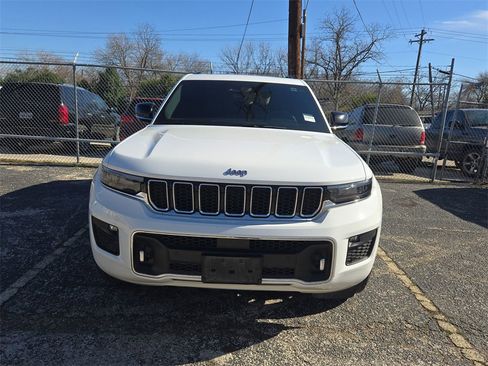 Used 2023 Jeep Grand Cherokee Overland image 2
