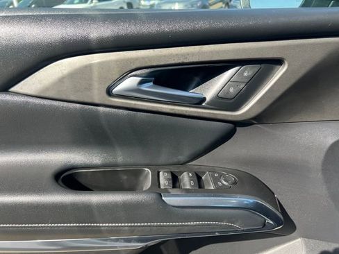 Used 2025 Chevrolet Traverse LT image 28