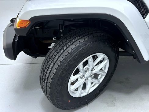 Used 2023 Jeep Gladiator Sport AWD/4WD image 23