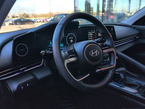 Used 2025 Hyundai Elantra SEL image 10