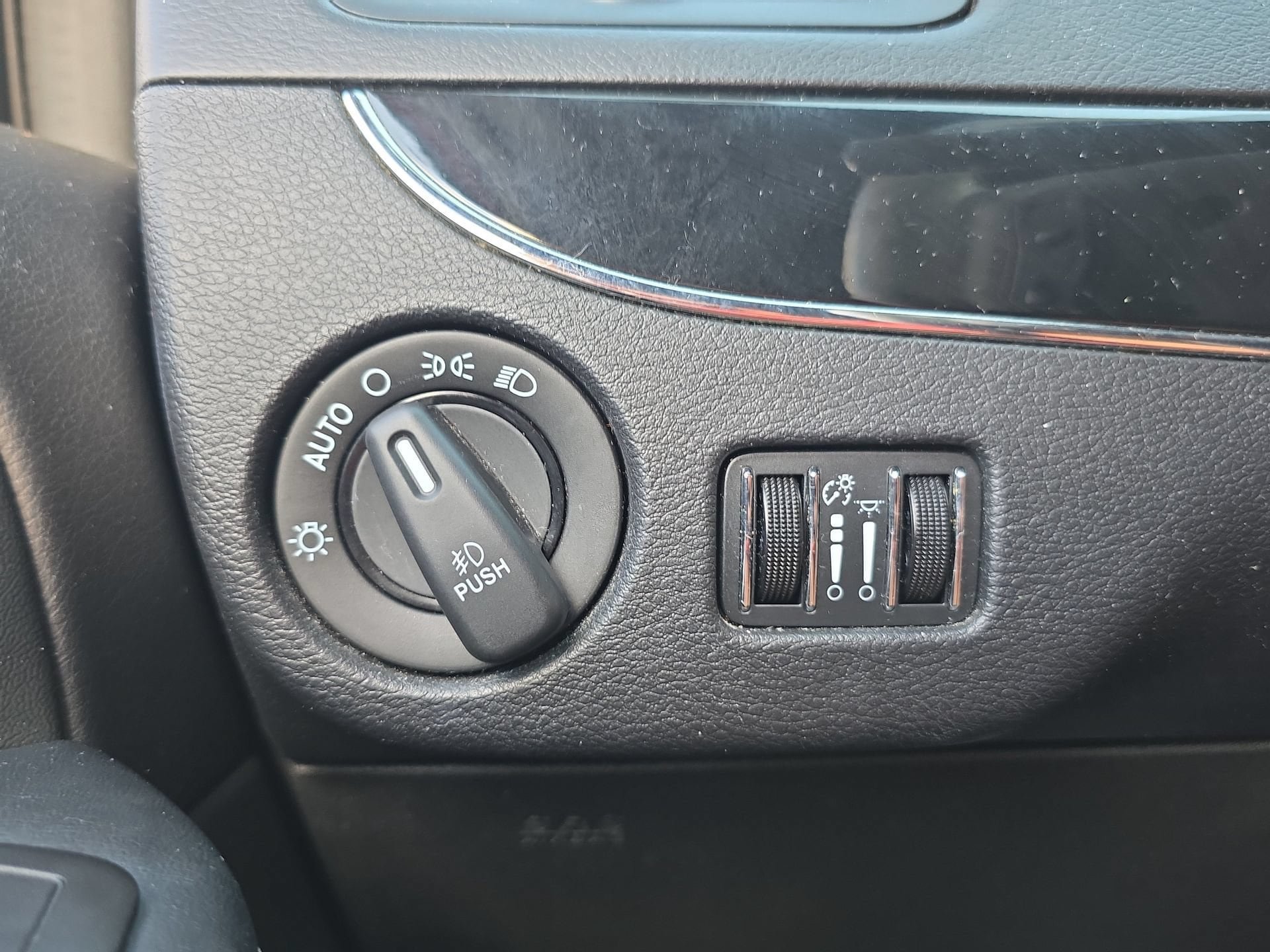 Used 2016 Chrysler Town & Country S FWD image 28