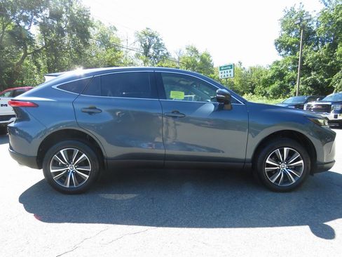 Used 2022 Toyota Venza LE image 5