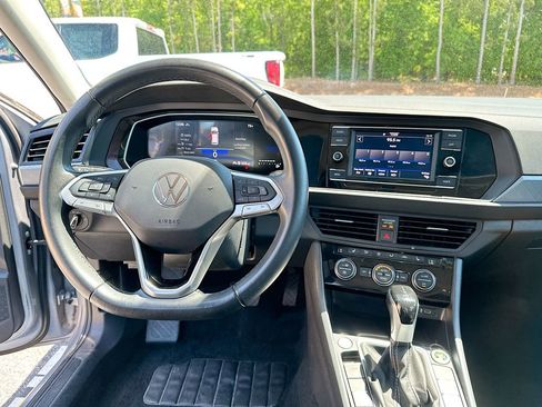 Used 2024 Volkswagen Jetta SE FWD image 19