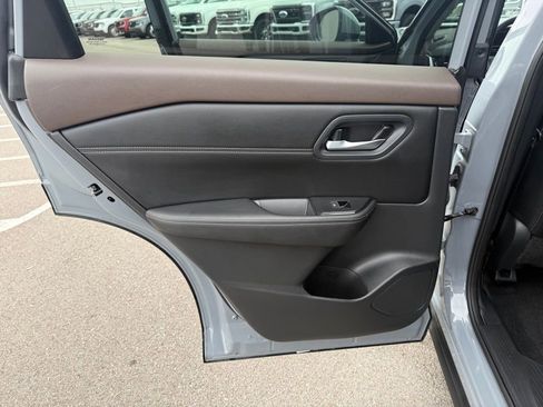 Used 2023 Nissan Rogue SL image 14