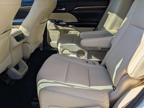 Used 2019 Toyota Highlander Limited image 19