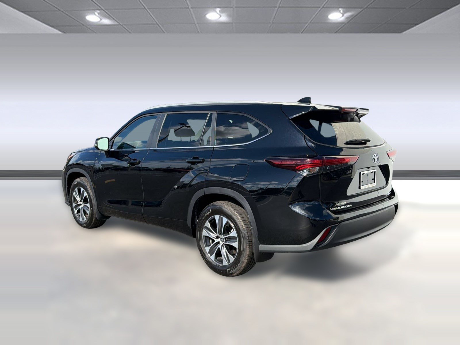 Used 2026 Toyota Highlander XLE AWD/4WD image 3