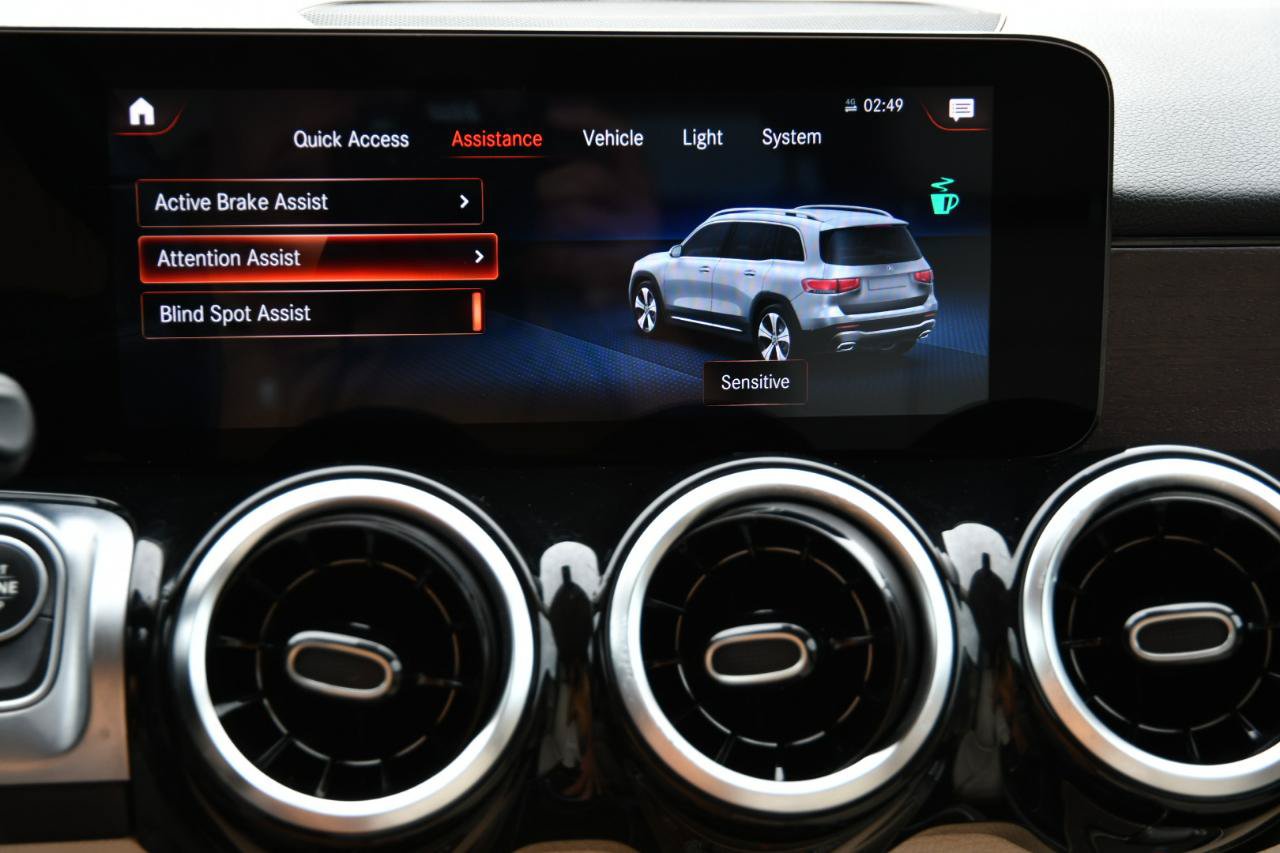 Used 2022 Mercedes-Benz GLB 250 w/ Premium Package image 22