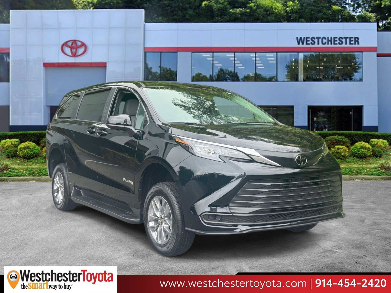 Used 2026 Toyota Sienna LE FWD image 1