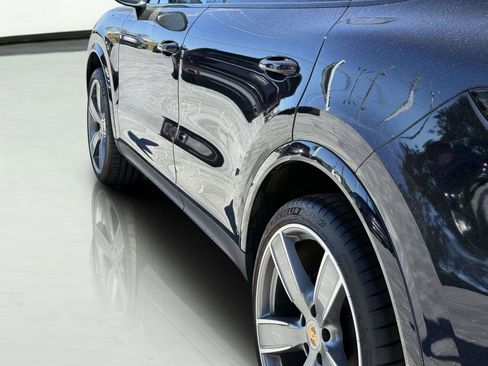 Used 2023 Porsche Cayenne Platinum Edition image 14