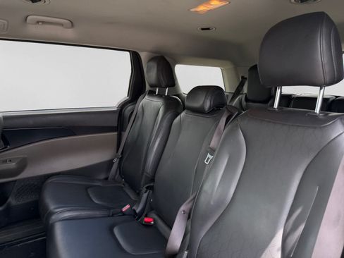 Used 2025 Kia Carnival FWD image 13