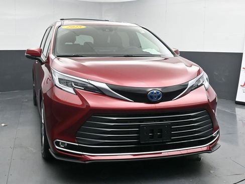 Used 2025 Toyota Sienna Limited image 3