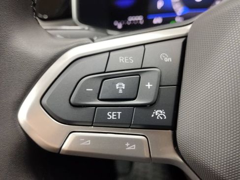 Certified 2025 Volkswagen Taos SE image 23