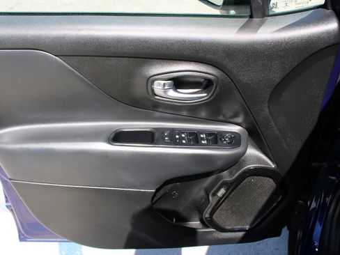 Used 2018 Jeep Renegade Altitude FWD image 29