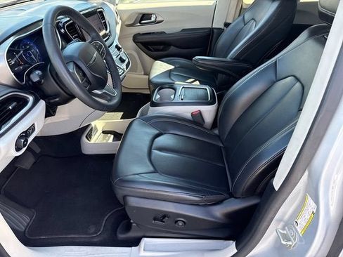 Used 2023 Chrysler Pacifica Touring-L FWD image 10