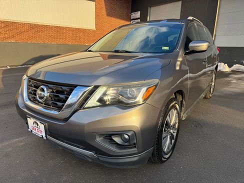 Used 2017 Nissan Pathfinder SV image 1