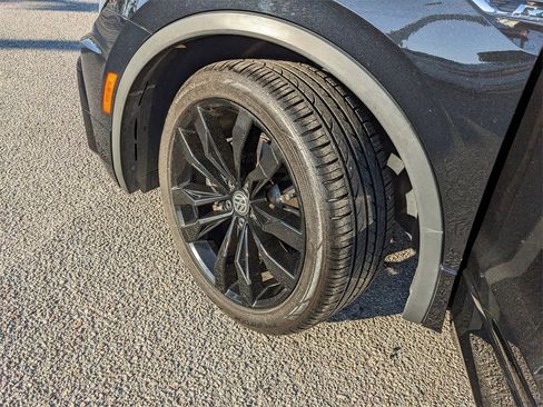 Certified 2021 Volkswagen Tiguan SE R-Line image 33
