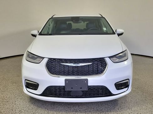 Used 2023 Chrysler Pacifica Touring-L FWD image 3