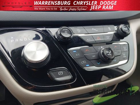 Used 2020 Chrysler Pacifica Touring-L FWD image 25