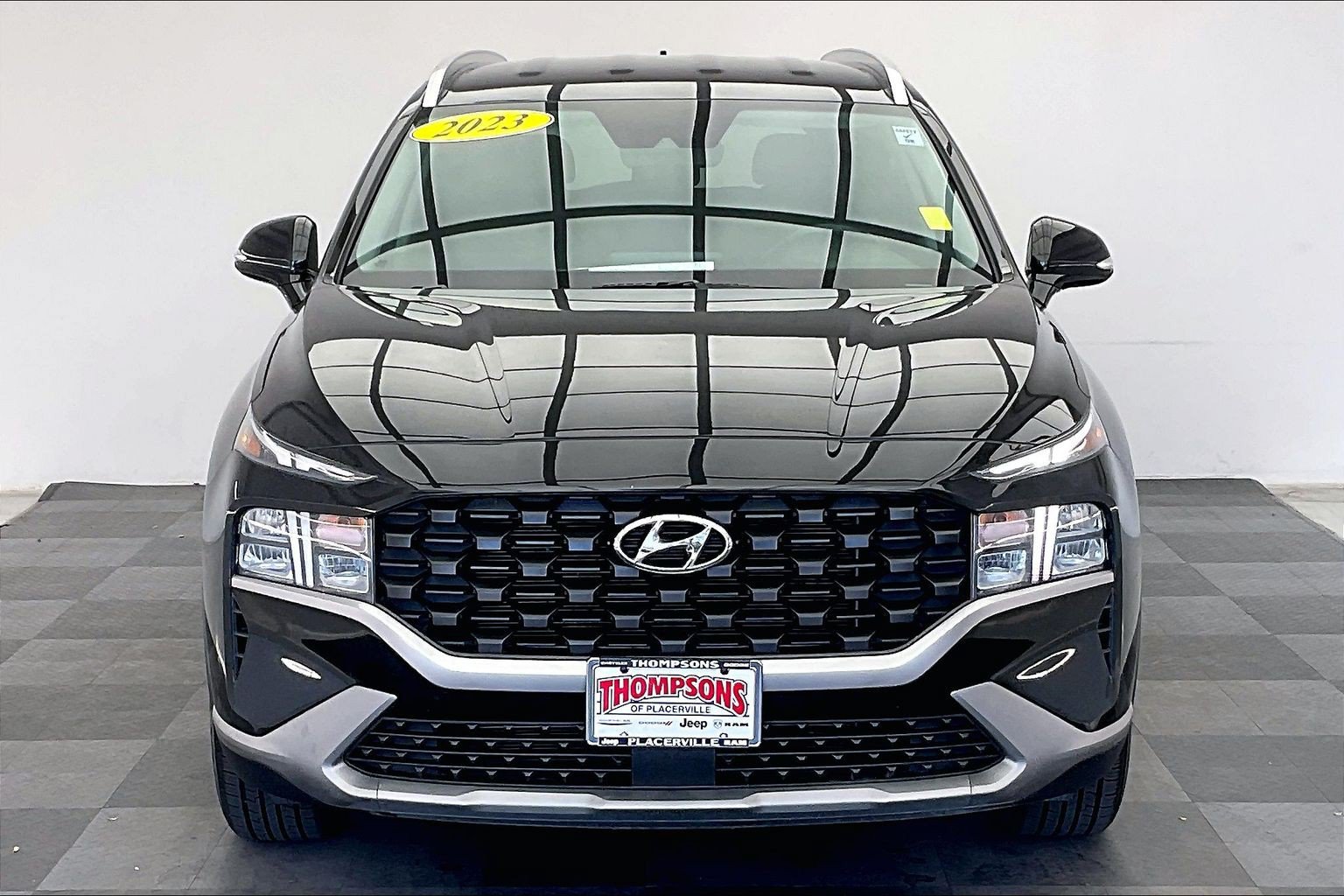 Used 2023 Hyundai Santa Fe SEL FWD image 2