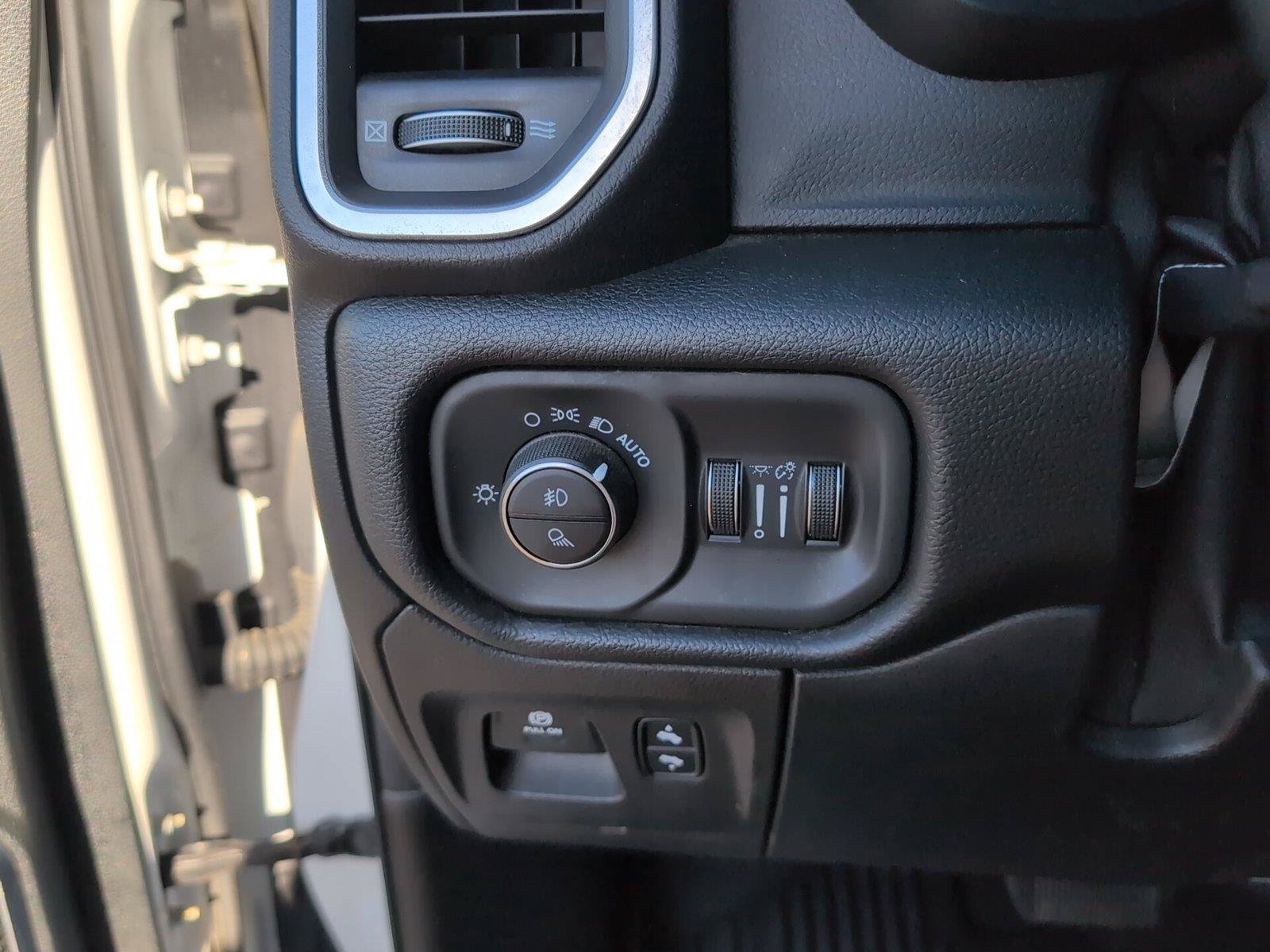 Used 2019 RAM 1500 Laramie AWD/4WD image 28