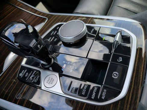 Used 2021 BMW X7 M50i w/ Dynamic Handling Package image 19