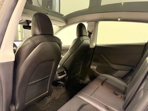 Used 2022 Tesla Model Y Long Range image 18